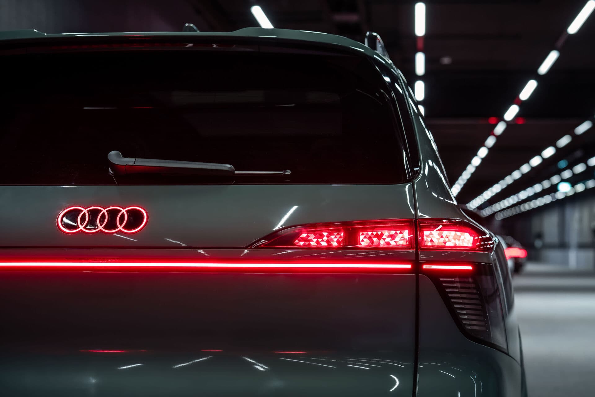Audi Q9: Dritte OLED-Generation mit gebogenem Heckpanel angekündigt