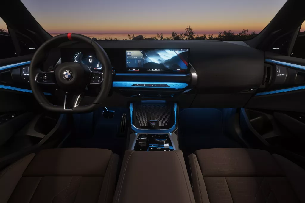 Innenraum des BMW X3 M50 xDrive mit Black Package: Alcantara-Materialien und Glasapplikationen