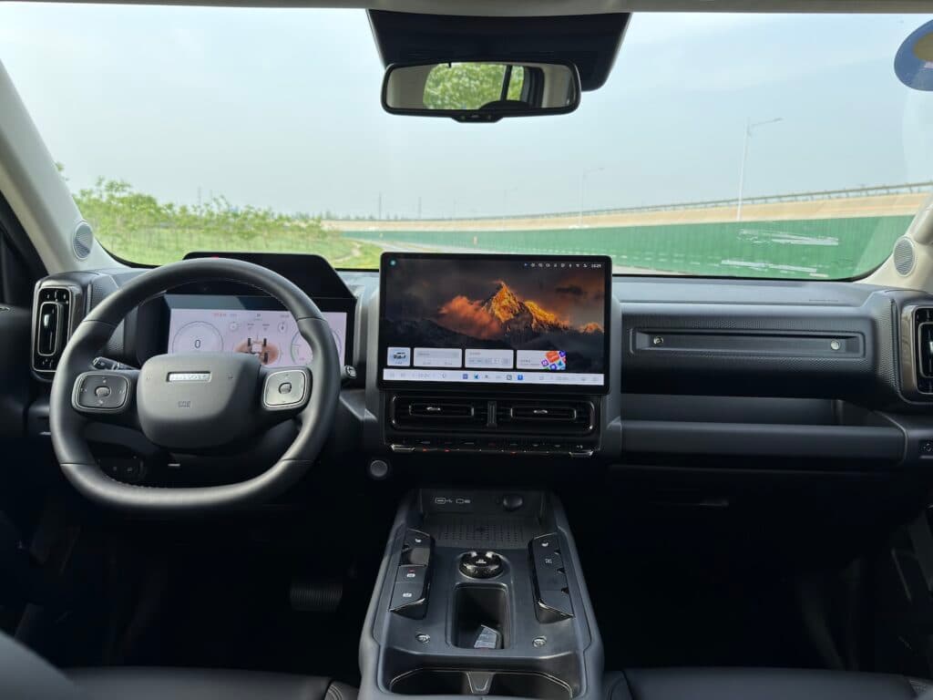 Interieur eines SUV mit großem Touchscreen-Display