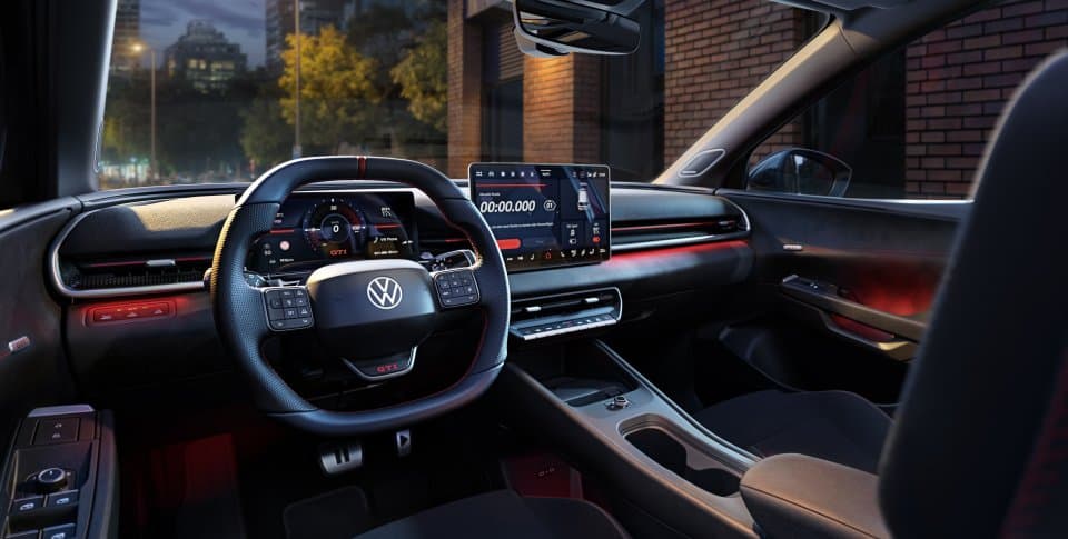 Innenraum des Volkswagen ID.Polo GTI mit charakteristischen GTI-Sportsitzen im Karo-Muster, Sportlenkrad und digitalen Instrumenten