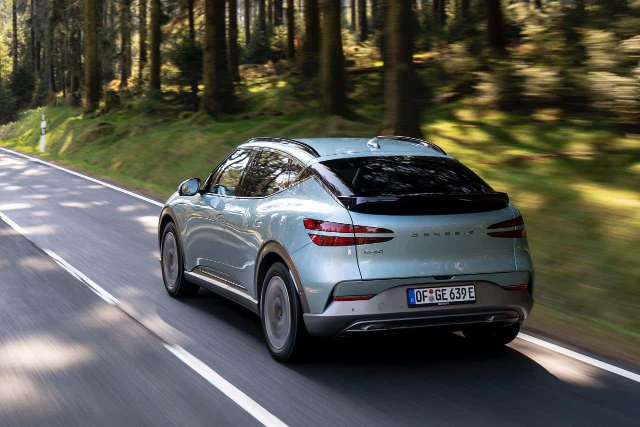 Der Akku fasst 77,4 kWh und ermöglicht damit Normreichweiten von um die 470 Kilometer