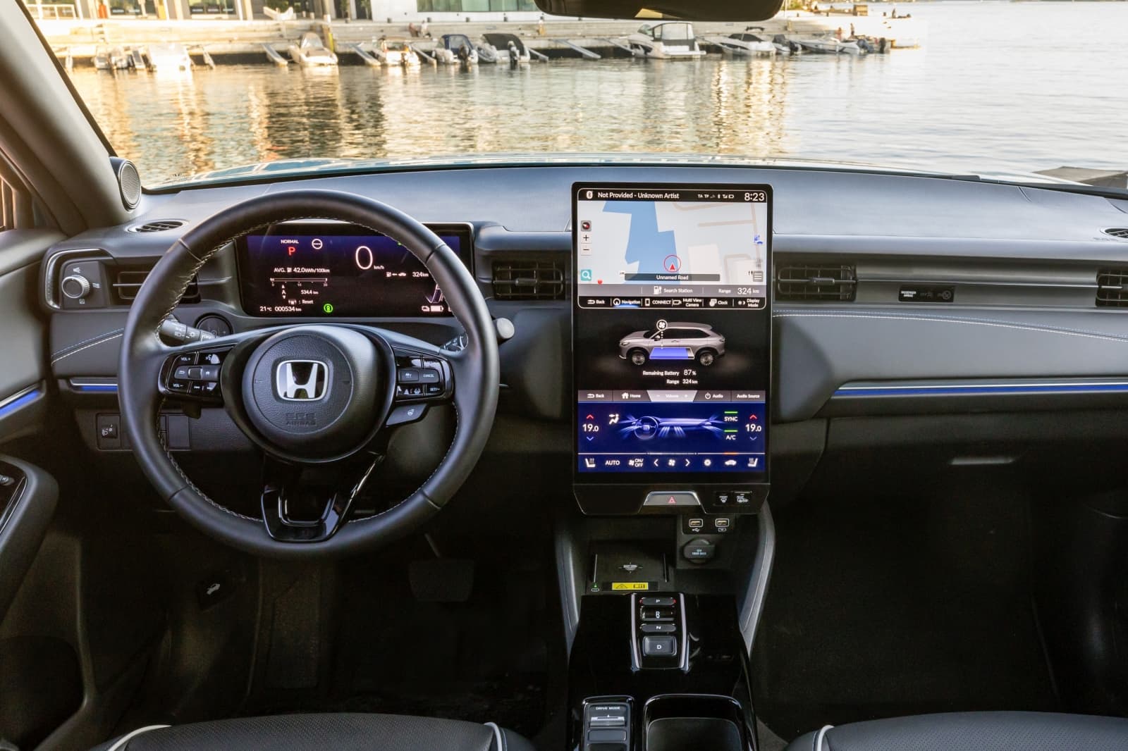 Im Cockpit des Honda e:Ny1 dominiert der 15,1 Zoll große und senkrecht angeordnete Touchscreen im Tesla-Stil