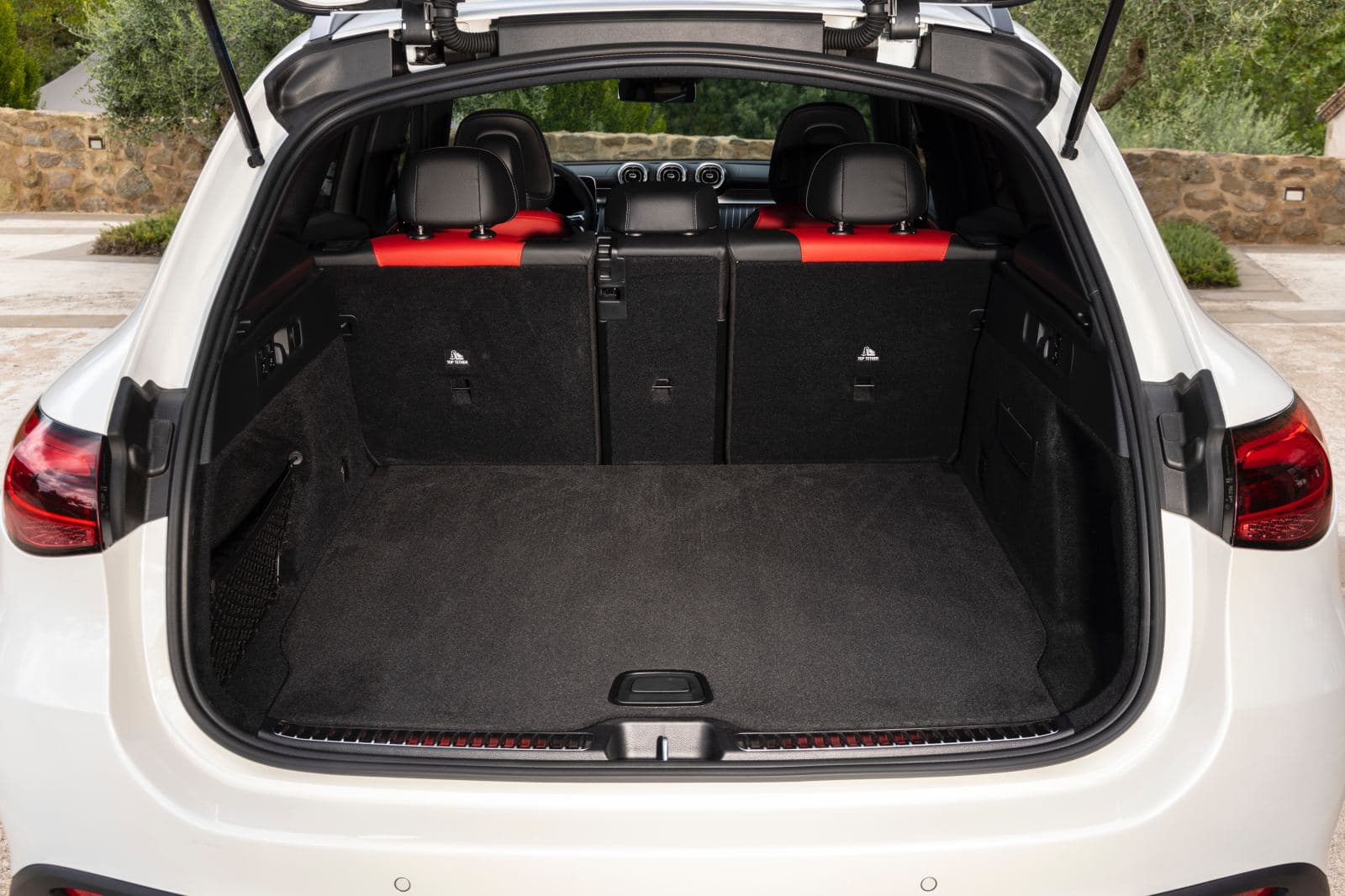 Mercedes-Benz GLC 220 d 4MATIC (Krafstoffverbrauch kombiniert (WLTP): 5,9-5,2 l/100 km, CO2-Emissionen kombiniert (WLTP): 155-136 g/km); Exterieur: MANUFAKTUR diamantweiß bright, AMG Line; Interieur: Leder zweifarbig powerrot/schwarz, AMG Line;Krafstoffverbrauch kombiniert (WLTP): 5,9-5,2 l/100 km, CO2-Emissionen kombiniert (WLTP): 155-136 g/km* Mercedes-Benz GLC 220 d 4MATIC (combined fuel comsumption (WLTP): 5.9-5.2 l/100 km, combined CO2 emissions: 155-136 g/km); exterior: MANUFAKTUR diamond white bright, AMG Line; interior: two-tone leather power red/black, AMG Line;Combined fuel comsumption (WLTP): 5.9-5.2 l/100 km, combined CO2 emissions: 155-136 g/km*