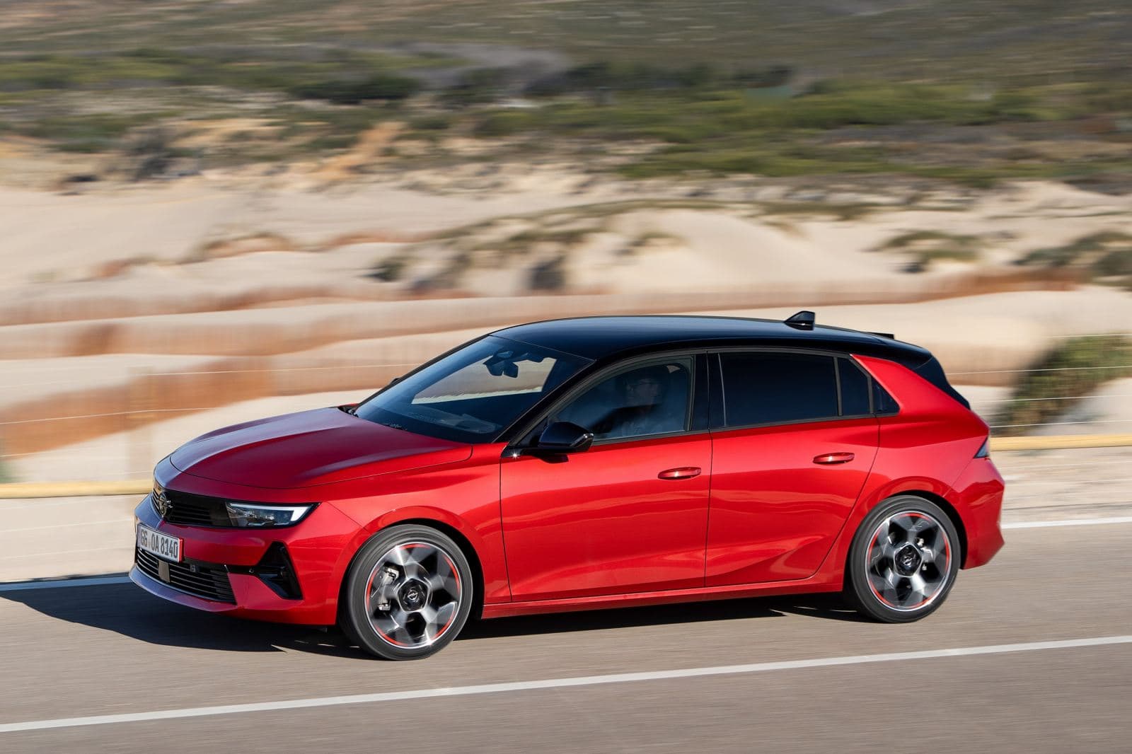 Was man dem Astra erst auf den zweiten Blick ansieht ist seine enge Verwandschaft mit Peugeots 308