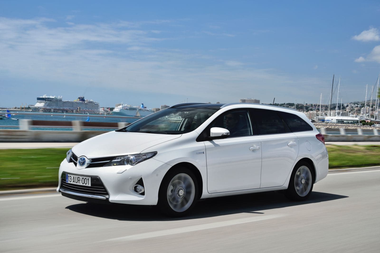 Der Auris streckt sich auf eine Länge von 4,28 Metern, die Touring Sports genannte Kombiversion auf 4,56 Meter