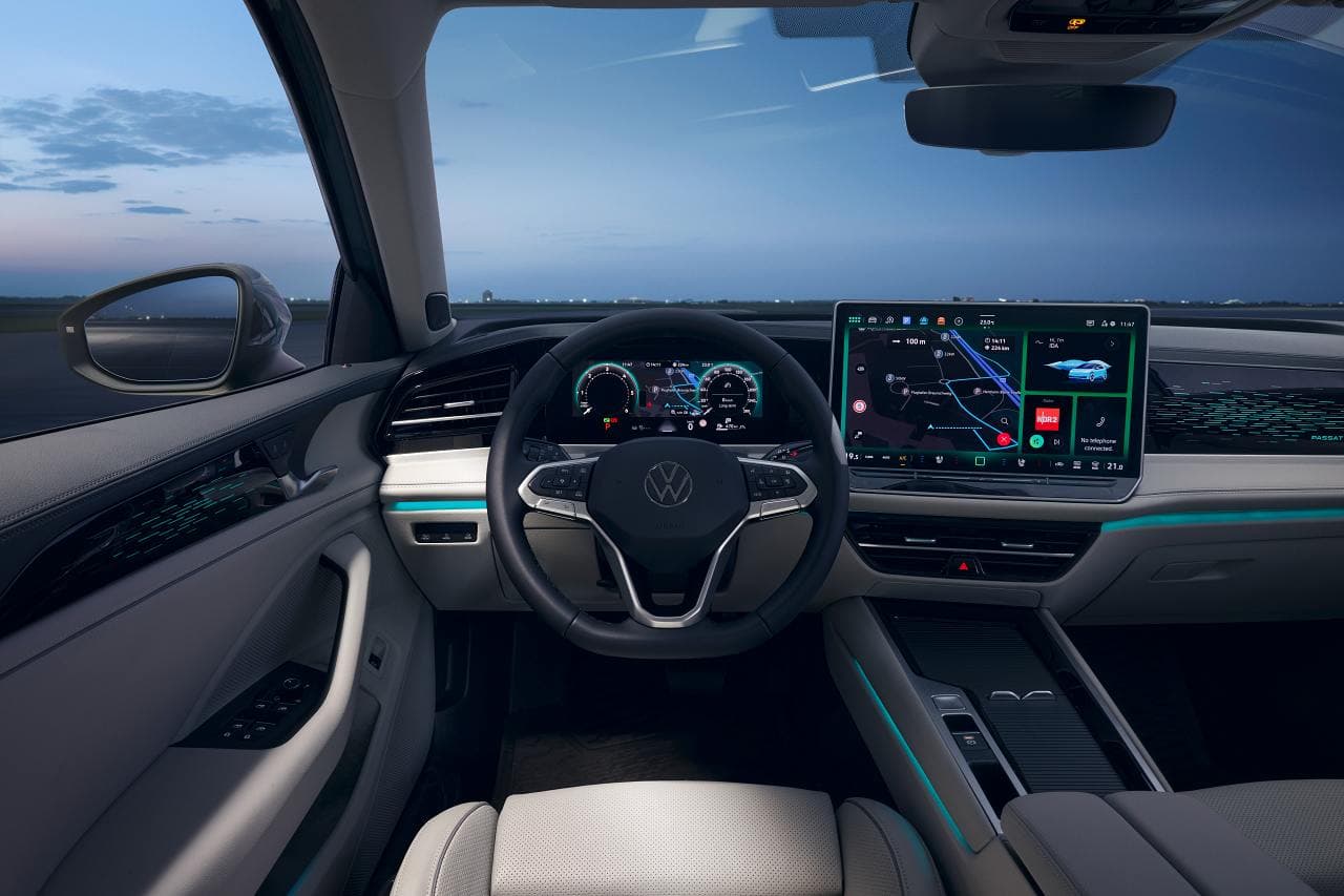Ein zum Fahrer hin geneigtes 15-Zoll-Display ist in einer Sichtlinie mit dem 10,25 Zoll-Bildschirm hinter dem Lenkrad verbunden