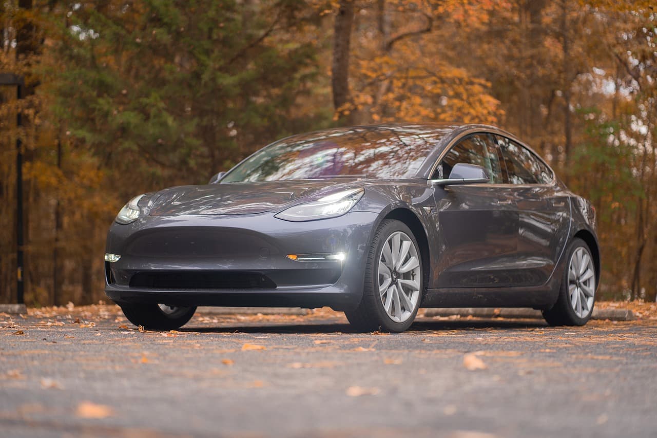 https://pixabay.com/de/photos/wagen-herbst-fahrzeug-tesla-4781370/