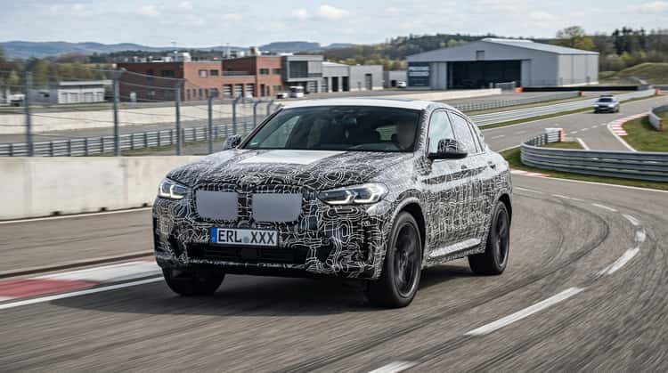 Getarnter Erlkönig des kommenden BMW iX4 der Neuen Klasse in Frontansicht auf einer Teststrecke