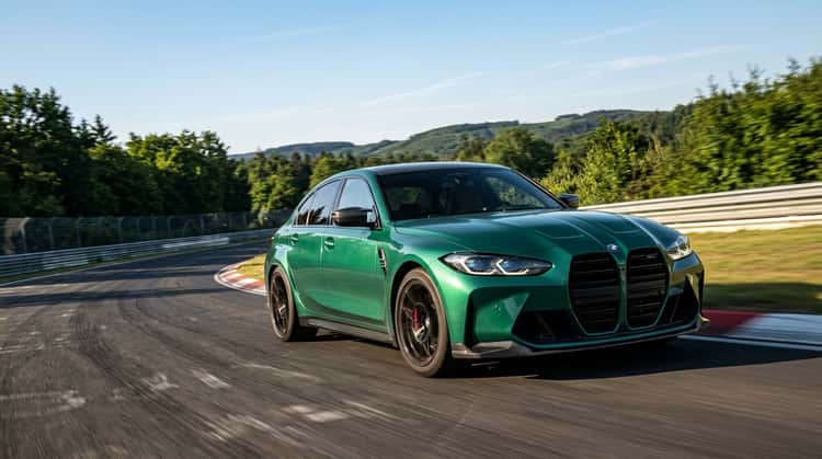 BMW M3 Limousine in Nürburgring Grün, Frontdreiviertelperspektive auf einer Rennstrecke