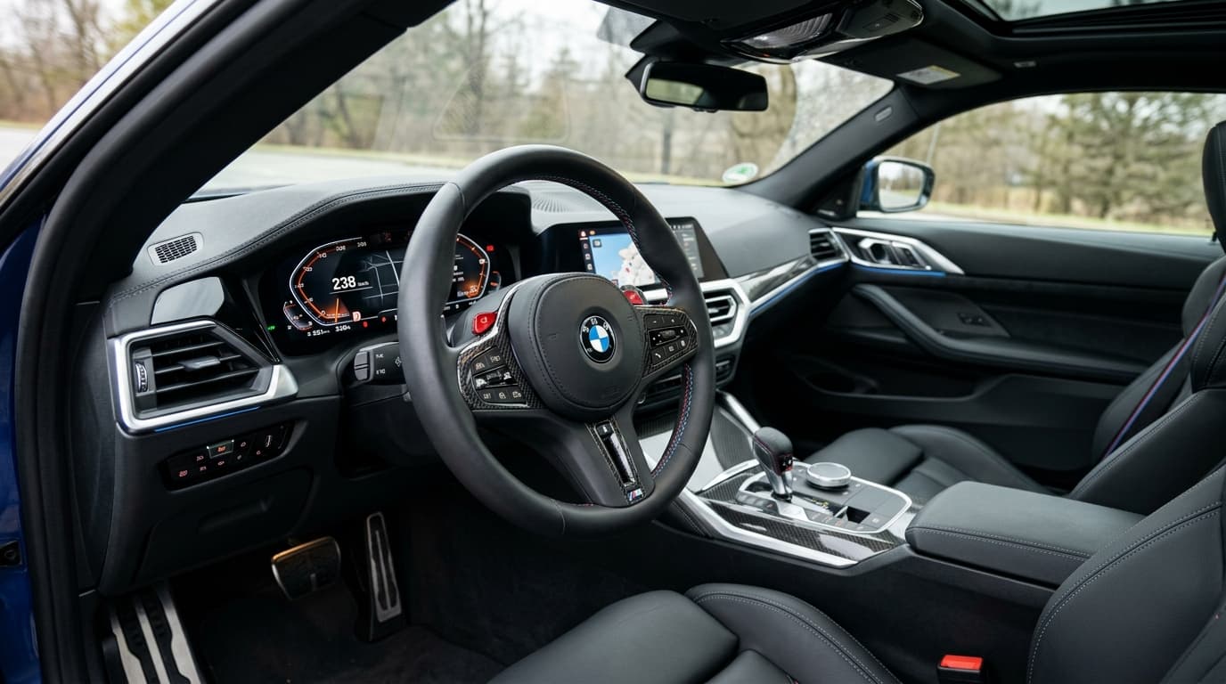 Innenraum BMW 4er: M Lederlenkrad mit Carbon-Spange und Carbon-Interieurleisten