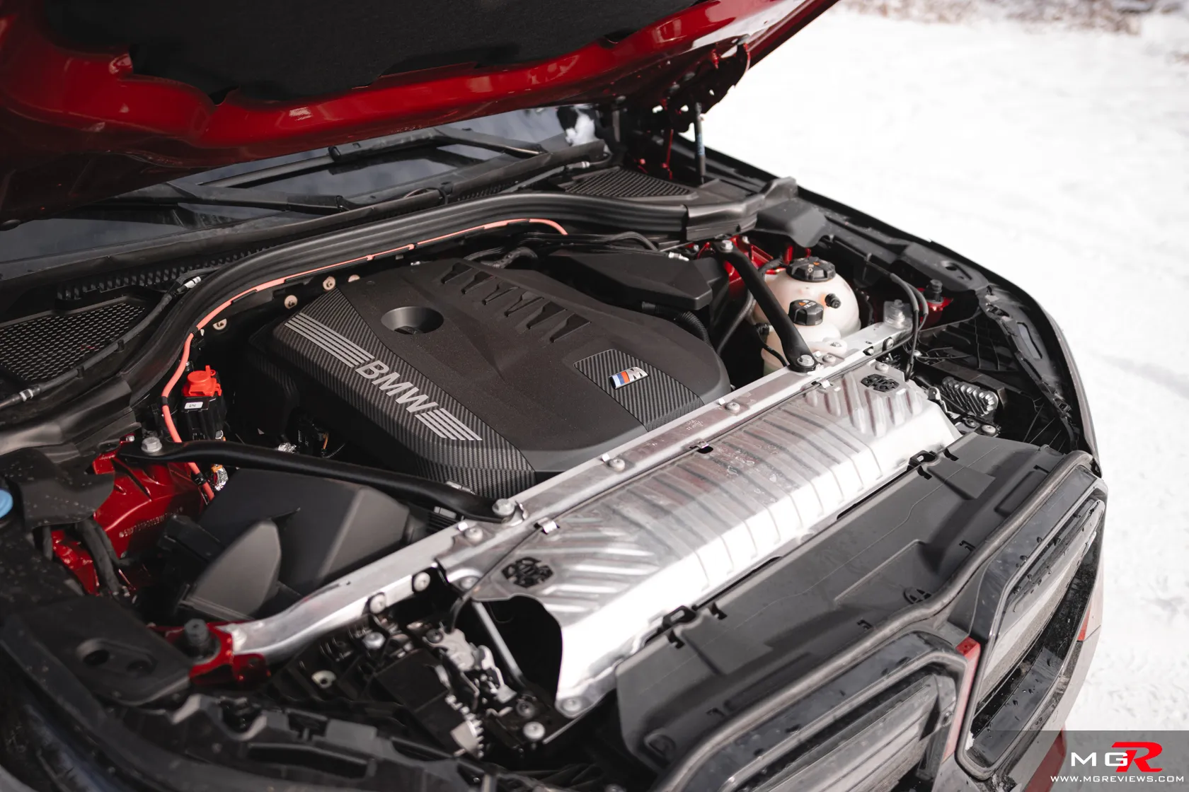Der B58-Reihensechszylinder-Motor des BMW X3 M50 im offenen Motorraum