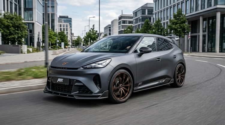 CUPRA Raval mit Design-Paket by ABT in Seitenansicht, mit Karosserie-Anbauteilen und 19-Zoll-Rädern