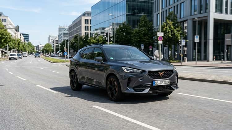 Cupra Terramar, Kompakt-SUV in Dreiviertel-Frontansicht auf urbaner Straße