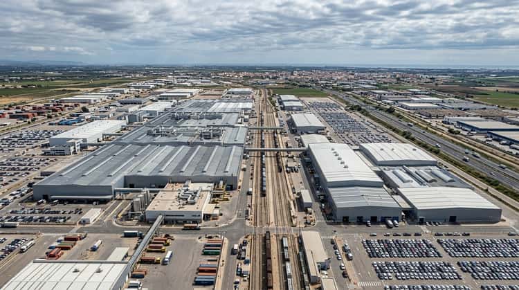 Luftaufnahme des Ford-Werks Valencia mit Fabrikgebäuden und Lagerflächen
