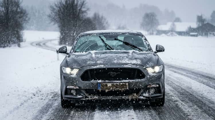 Ein Ford Mustang bei Winterwetter mit aktivem Scheibenwischer reinigt die teilweise verschmutzte Frontscheibe