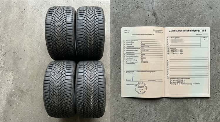 Ganzjahresreifen der Größe 225/55 R18 und Zulassungsbescheinigung auf grauem Hintergrund von oben fotografiert.
