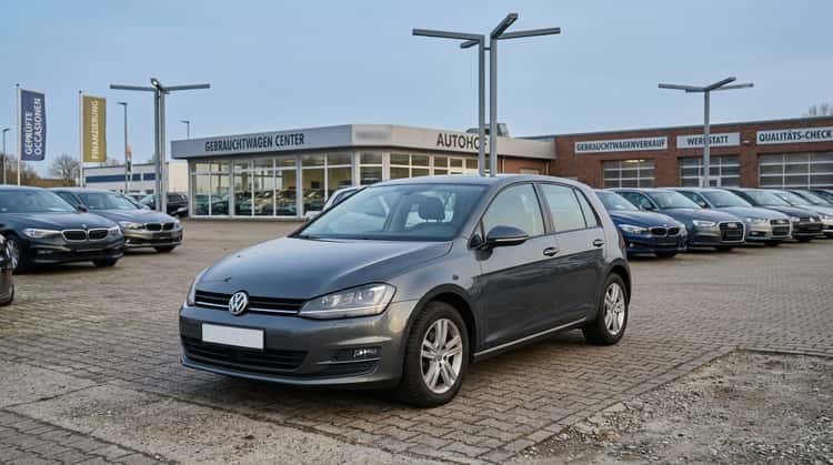 Ein gebrauchter Pkw steht auf einem Autohofgelände und zeigt den typischen Zustand eines Gebrauchtwagens, der zum Verkauf angeboten wird.