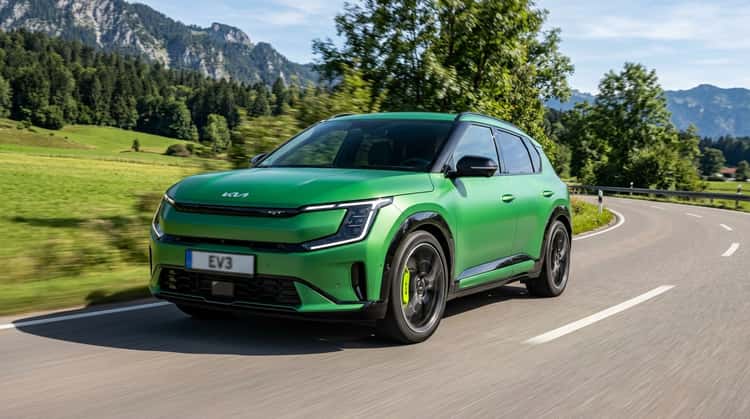 Kia EV3 GT Kompaktwagen von vorne, mit charakteristischen sportlichen Gestaltungselementen und grünen Akzenten, auf einer Landstraße