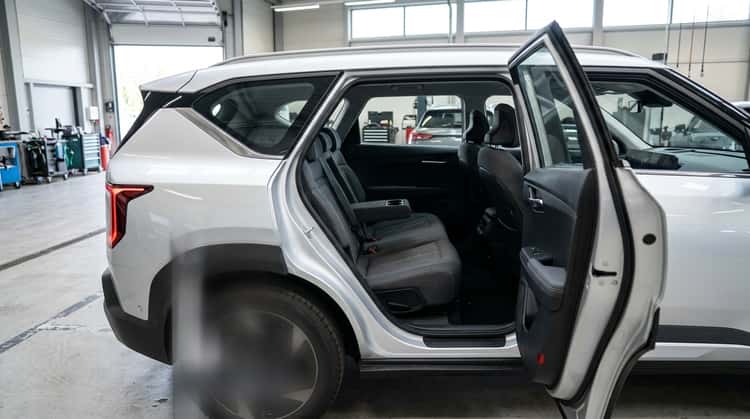 Kia EV5 mit geöffneter Fondtür, Blick auf die Rücksitzbank