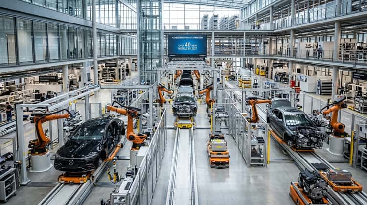 Mercedes-Benz Fabrik mit Montagelinien für verschiedene Antriebsarten: Verbrenner, Hybrid und Elektrofahrzeuge
