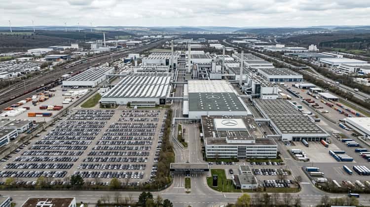 Luftaufnahme eines Mercedes-Benz Werksgeländes mit Produktionshallen, Lagerflächen und Parkplätzen