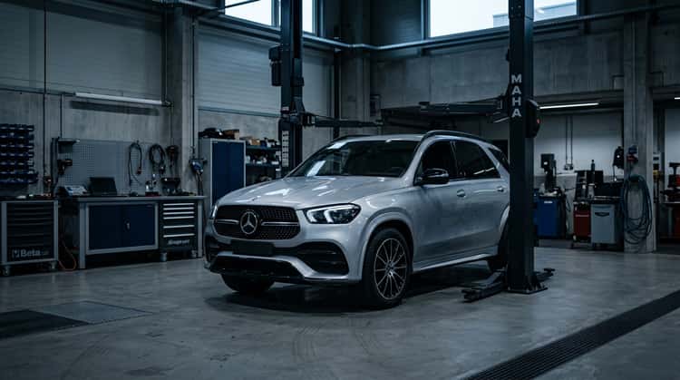 Ein Mercedes-Benz GLE in einer Autowerkstatt