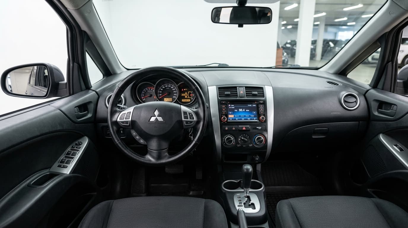 Blick ins Armaturenbrett des Mitsubishi Colt mit Lenkrad und Bedienfeld