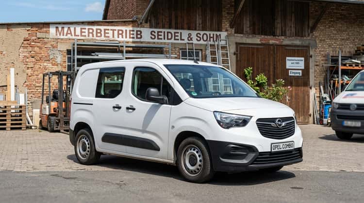 Der neue Opel Combo Start Kompakttransporter von vorne-seitlich in einer Betriebsumgebung