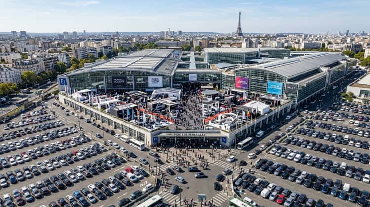 Luftaufnahme des Messegeländes Paris Expo Porte de Versailles mit Ausstellungshallen und parkplatzflächen.