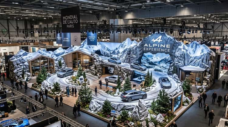 Der alpine Messestand von Peugeot auf dem Pariser Autosalon 2026, inspiriert von französischen Alpen-Landschaften mit Bergsilhouetten und Felsmotiven.