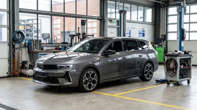 Ein Opel Astra L steht zur Wartung bereit