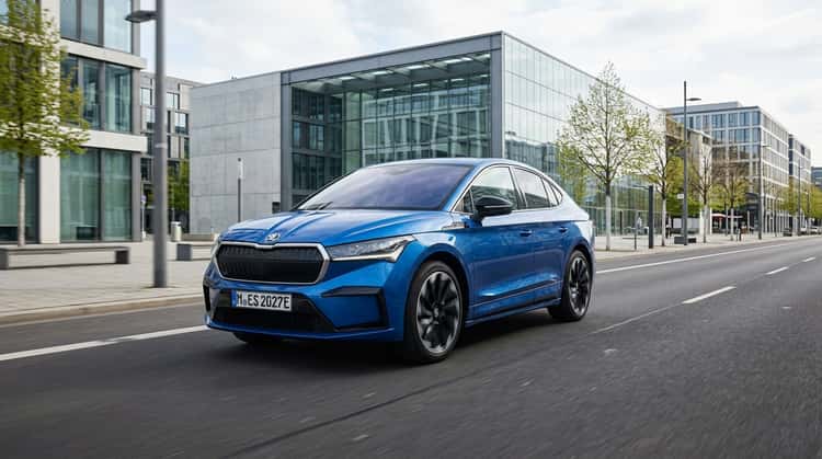 Der Škoda Enyaq 2027 in Blaumetallic, Dreiviertel-Frontansicht auf einer modernen Straße