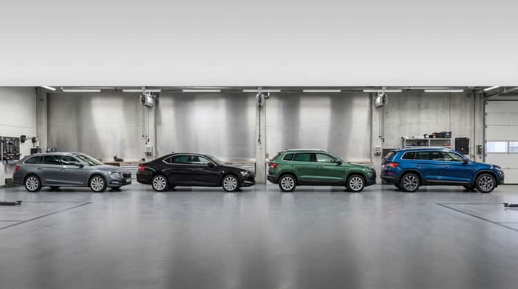 Vier Škoda-Modelle nebeneinander: Octavia, Superb, Karoq und Kodiaq