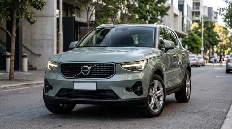 Frontansicht eines Volvo XC40 mit verfeinerten Matrix-LED-Scheinwerfern in Thor's Hammer Optik, neuem Kühlergrill und überarbeiteten Stoßfängern