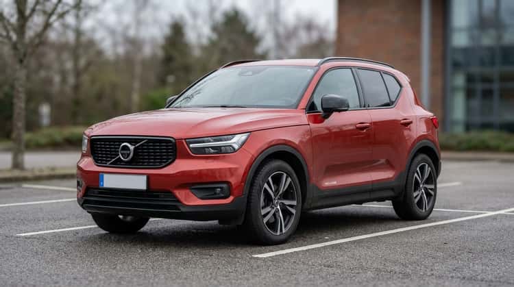 Ein Volvo XC40 Plug-in-Hybrid steht parkend vor neutralem Hintergrund, Frontansicht schräg von rechts