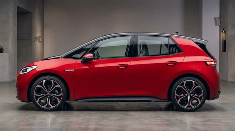 Der Volkswagen ID.3 GTI in Seitenansicht, ein kompakter Elektrowagen mit sportlicher Ausstattung und 20-Zoll-Felgen