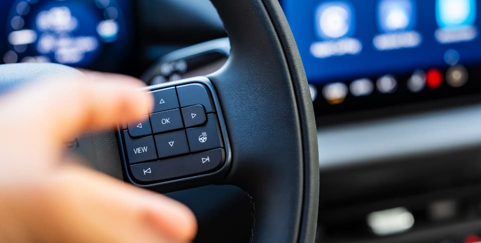 Detailaufnahme des Lenkrads eines Volkswagen ID.3 Neo mit echten physischen Tasten und Schaltern statt Touchflächen