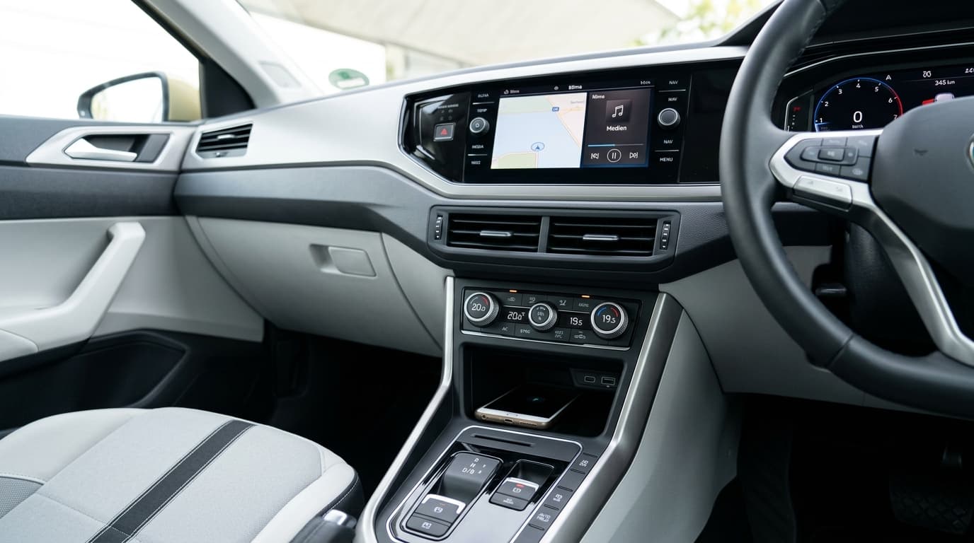 Die Mittelkonsole des Volkswagen ID. Polo mit physischen Bedienelementen wie Temperatur- und Lautstärkereglern statt Touchslider