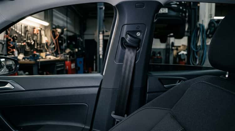 Detailaufnahme des Sicherheitsgurts an der B-Säule eines Volkswagen ID. Polo