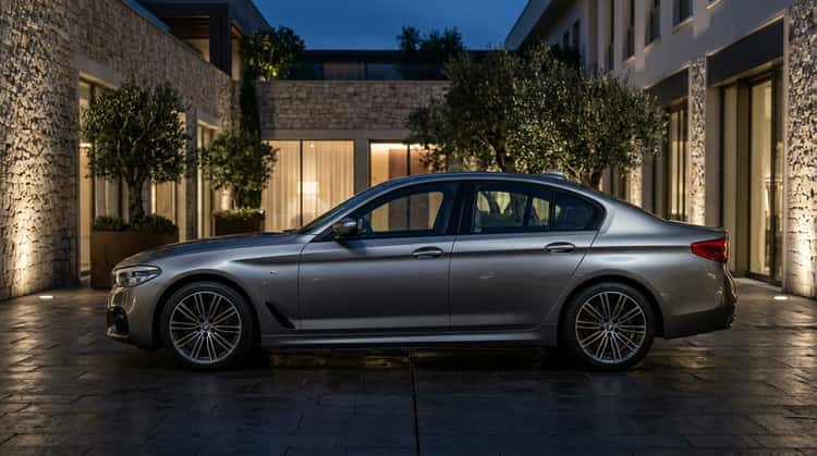 BMW 5er Limousine in Seitenansicht mit eleganter Beleuchtung.