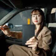 Frau hält einen LG Lautsprecher für Autos in der Hand