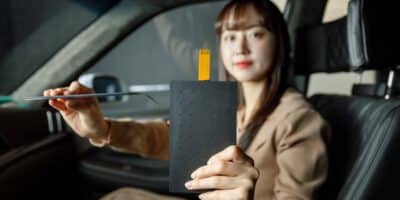 Frau hält einen LG Lautsprecher für Autos in der Hand