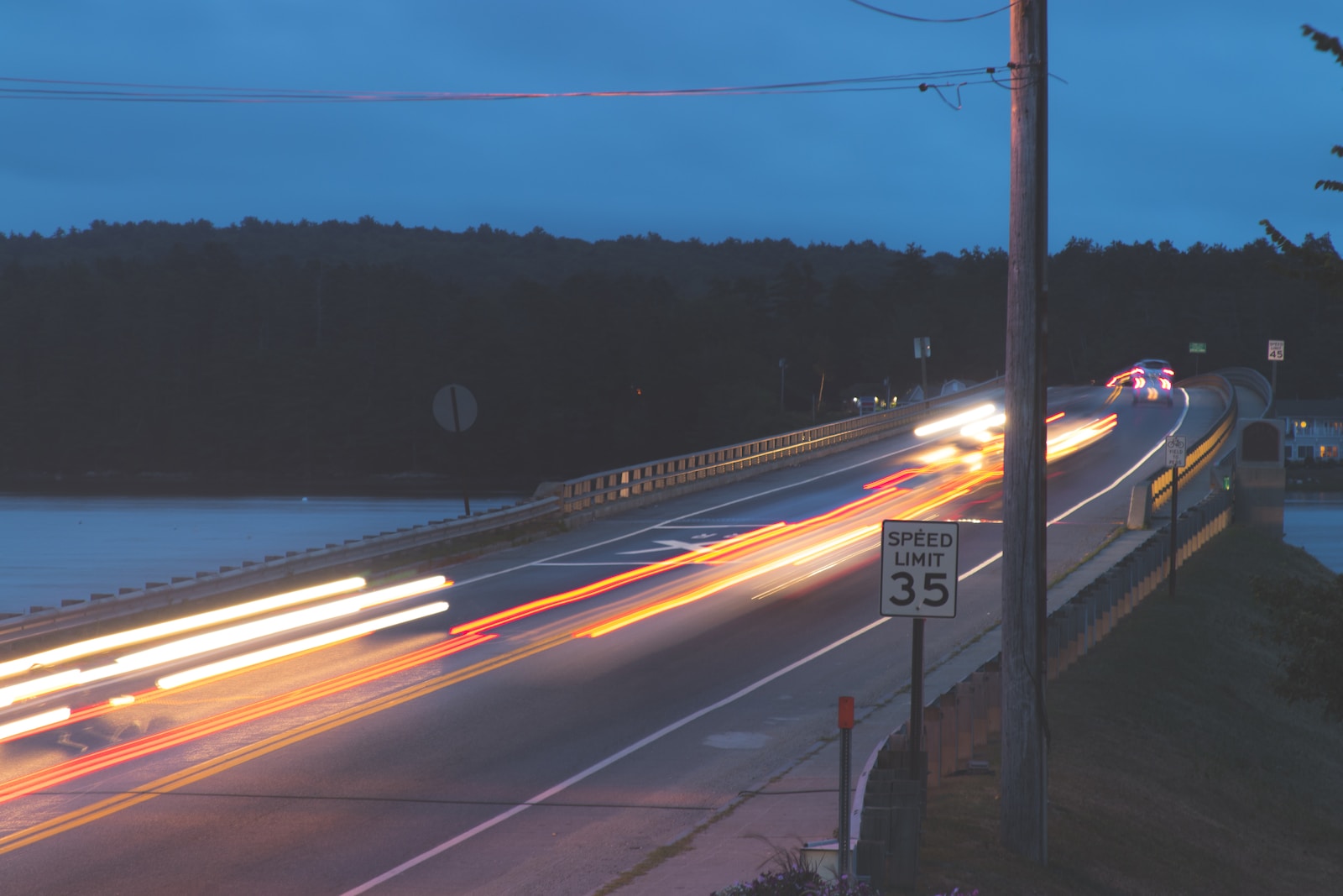 photographie accélérée d'un véhicule passant sur la route